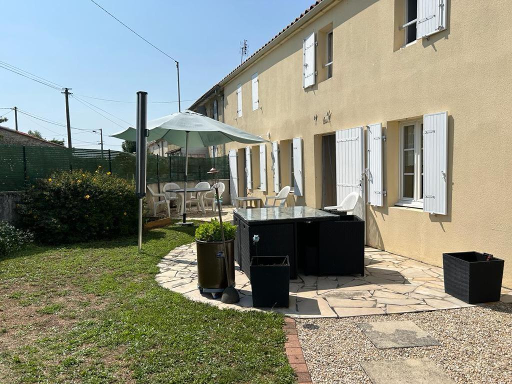 Vila Les Tremieres Le Thou Exteriér fotografie