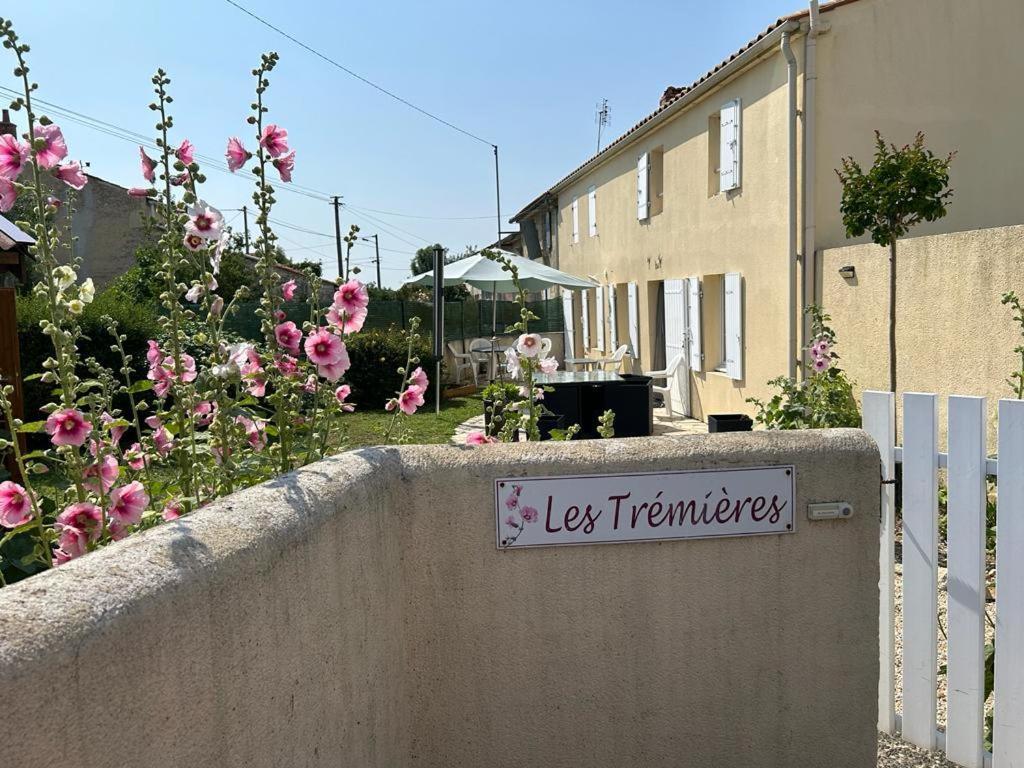 Vila Les Tremieres Le Thou Exteriér fotografie