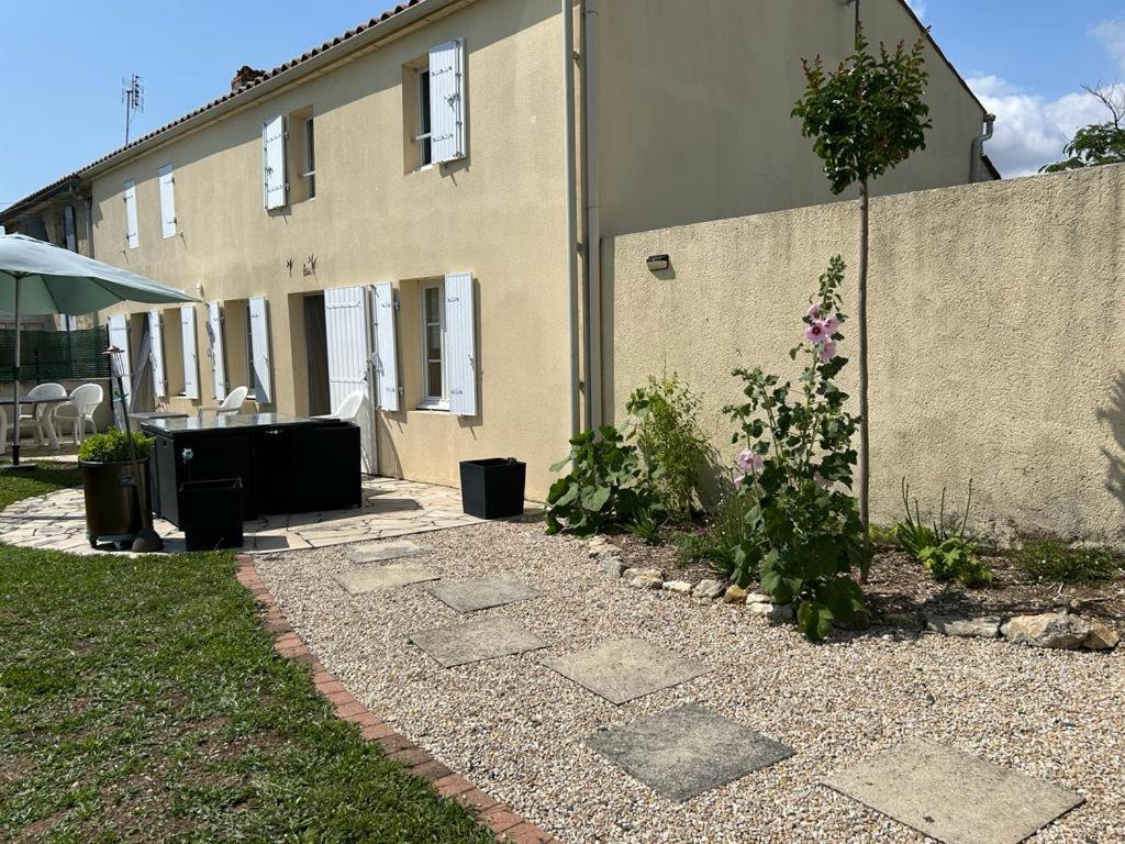 Vila Les Tremieres Le Thou Exteriér fotografie