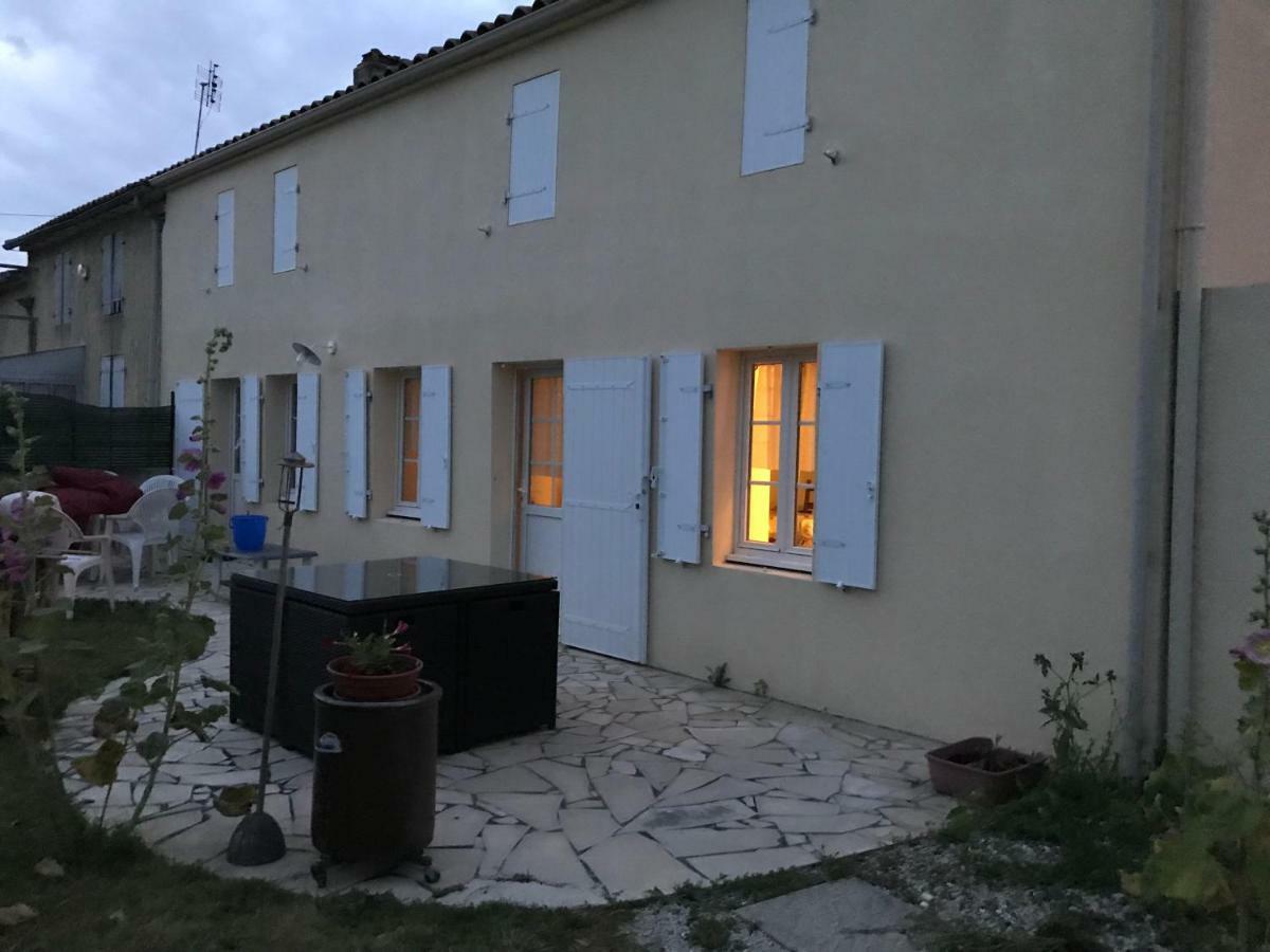 Vila Les Tremieres Le Thou Exteriér fotografie